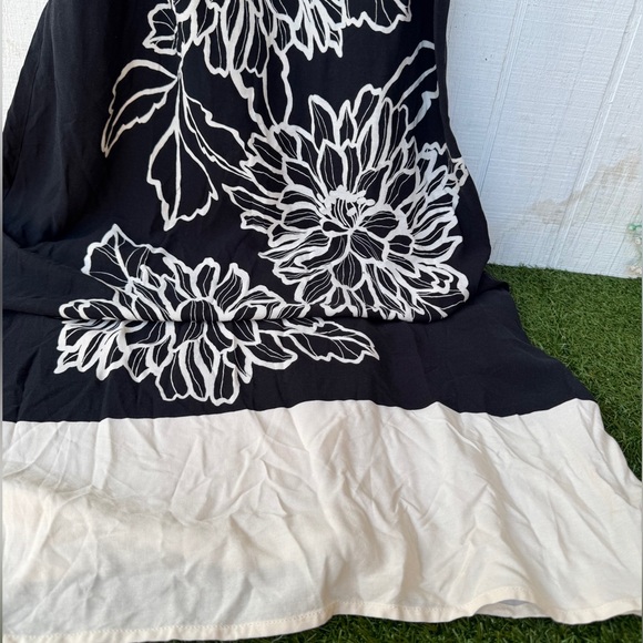 VINCE CAMUTO
Women's Floral Square-Neck Smocked-Back Sleeveless
Maxi Dress Sz M - Picture 7 of 12